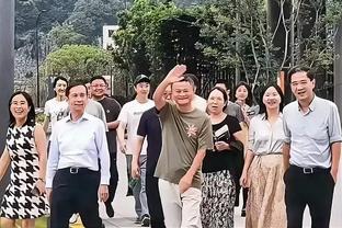 克莱：TJD抢篮板时都快跳出球场了 他今天打得非常强硬